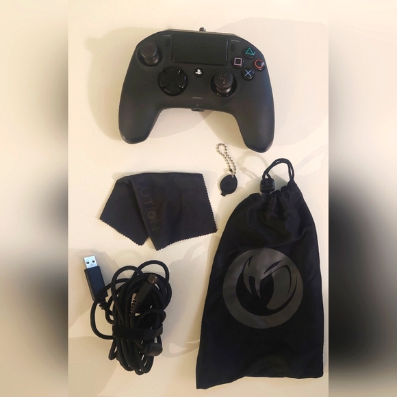 Nacon Revolution Pro Controller Black For PS4 and XBox - Picture 1 of 7